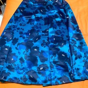 Skirt in beautiful floral pattern. Brand new.